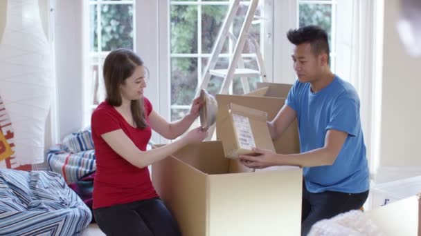 Un par de cajas de desembalaje — Vídeo de stock