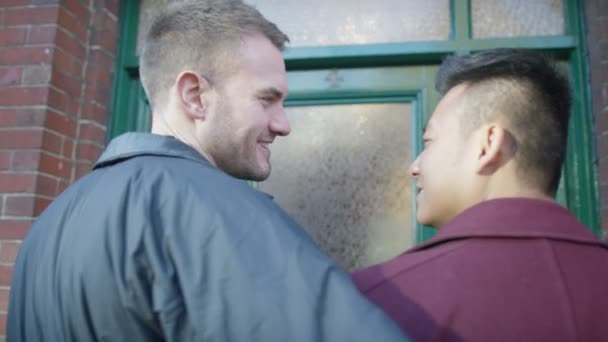 Gay couple entrer porte de nouveau maison — Video