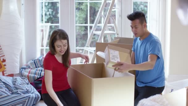 Couple unpacking boxes — Stock Video