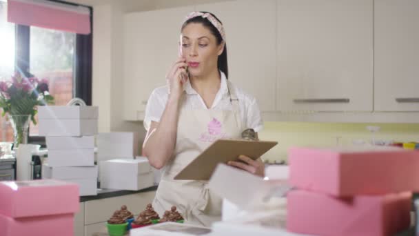 Mujer preparando partos — Vídeo de stock