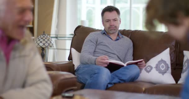 Vader horloges zijn zoon Schaken met opa — Stockvideo