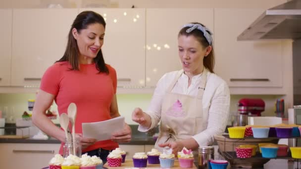 Presentadores de televisión haciendo cupcakes — Vídeo de stock