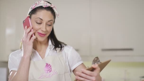 Mujer preparando partos — Vídeos de Stock