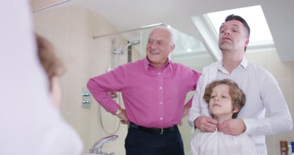 Miembros de la familia preparándose en el baño — Vídeos de Stock