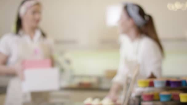 Socios en pasteles de embalaje de panadería — Vídeo de stock