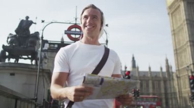 adam kulaklık ve cep telefonu