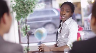 iş kadınları üzerinde bir anlaşma el sallamak