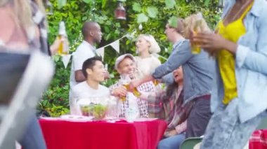 Grup Barbekü bira içmek