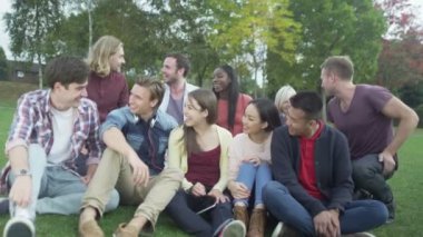  Arkadaşlar hep birlikte dışarıda