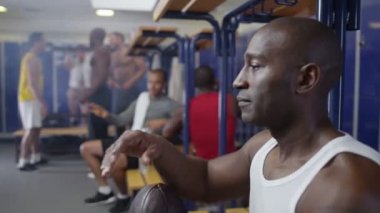 gülümseyen adam bir top tutan