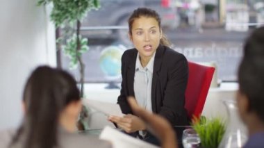 Bayan patron onu takımın geri kalanı verir