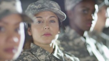  kadın askerlerin dikkatini ayakta
