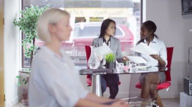 iş yerinde genç iş kadını