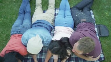 açık havada çalışan öğrenci grubu