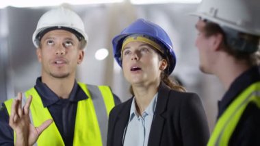 mühendis meslektaşları ile sorunları tartışıyor