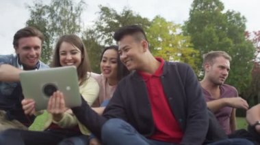 arkadaşlar tablet ile doğal ortamda