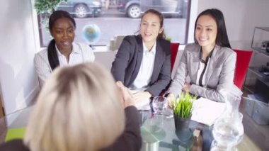 iş kadınları üzerinde bir anlaşma el sallamak