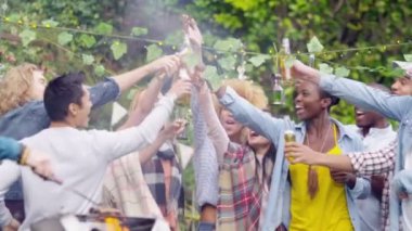 arkadaşlar gözlük kadeh kaldırmak için Kaldır