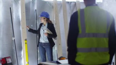 mühendis meslektaşı ile sorunları tartışıyor