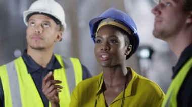 mühendis meslektaşları ile sorunları tartışıyor