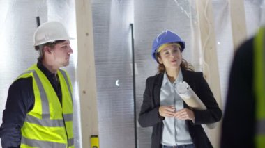 mühendis meslektaşları ile sorunları tartışıyor