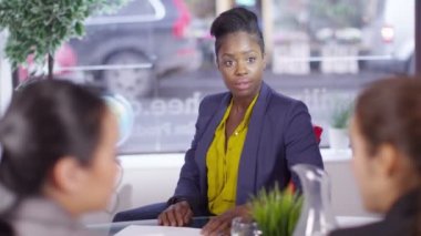 Bayan patron onu takımın geri kalanı verir