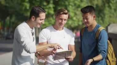  Haritaya bakan arkadaşlar