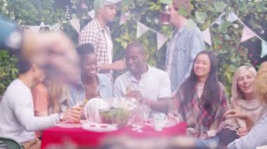 arkadaşlar bira şişeleri kadeh kaldırmak için Kaldır 