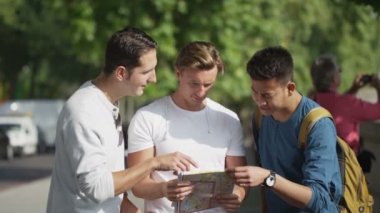 tren istasyonuna uzak yürüyen adam