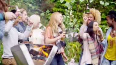 Grup Barbekü bira içmek