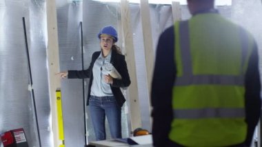 mühendis meslektaşı ile sorunları tartışıyor