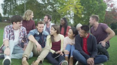  Arkadaşlar hep birlikte dışarıda