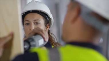  çırak bir matkap kullanmak nasıl gösteren esnaf
