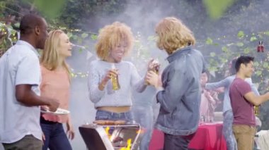 arkadaşlar eğlenmeye barbekü partisinde