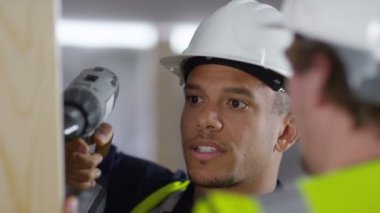  çırak bir matkap kullanmak nasıl gösteren esnaf