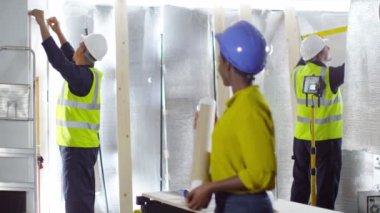 İnşaat alanında ekibiyle mühendisi