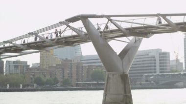 Telefon görüşmesi yapan adam.