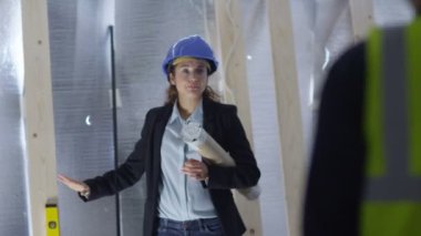 mühendis meslektaşı ile sorunları tartışıyor