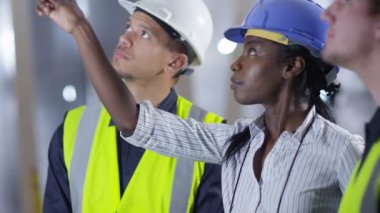 mühendis meslektaşları ile sorunları tartışıyor