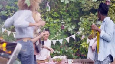 Grup Barbekü bira içmek