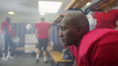 Takım soyunma odasında Amerikan futbolu oyuncusu