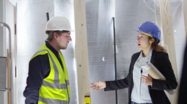 mühendis meslektaşları ile sorunları tartışıyor