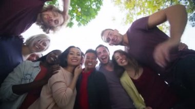 arkadaşlar doğal açık ortamda