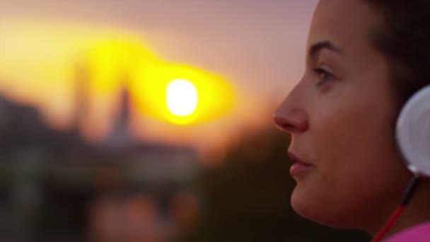 Femme avec casque regarde au-dessus de la ville — Video