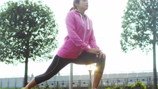 Mujer haciendo estiramientos — Vídeos de Stock