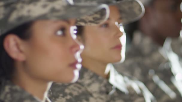 Female soldiers standing to attention — Stock Video