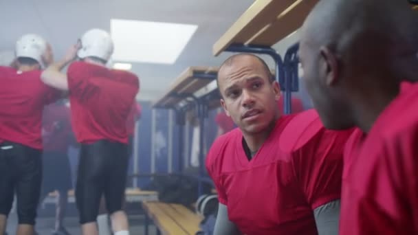 Jogadores de futebol se preparando para um jogo — Vídeo de Stock