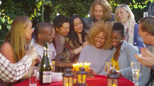 Vrouw blaast kaarsen op haar verjaardag — Stockvideo