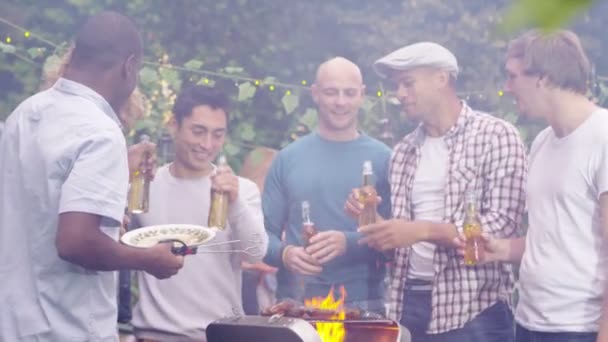 Prieteni de sex masculin bea bere — Videoclip de stoc