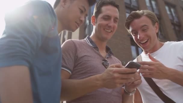 Masculino amigos sair com celular — Vídeo de Stock